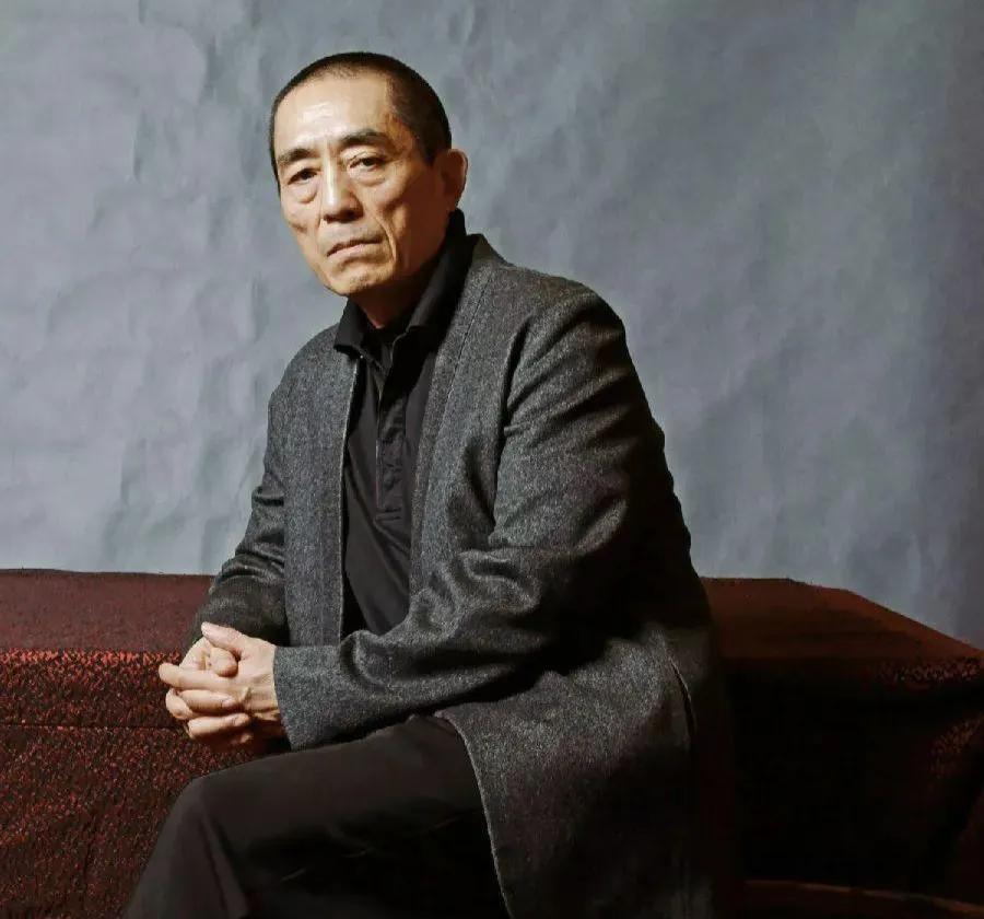 张艺谋已经73岁了，在导演界也是天花板级别的存在，他已经功成名就了，为啥他还在不