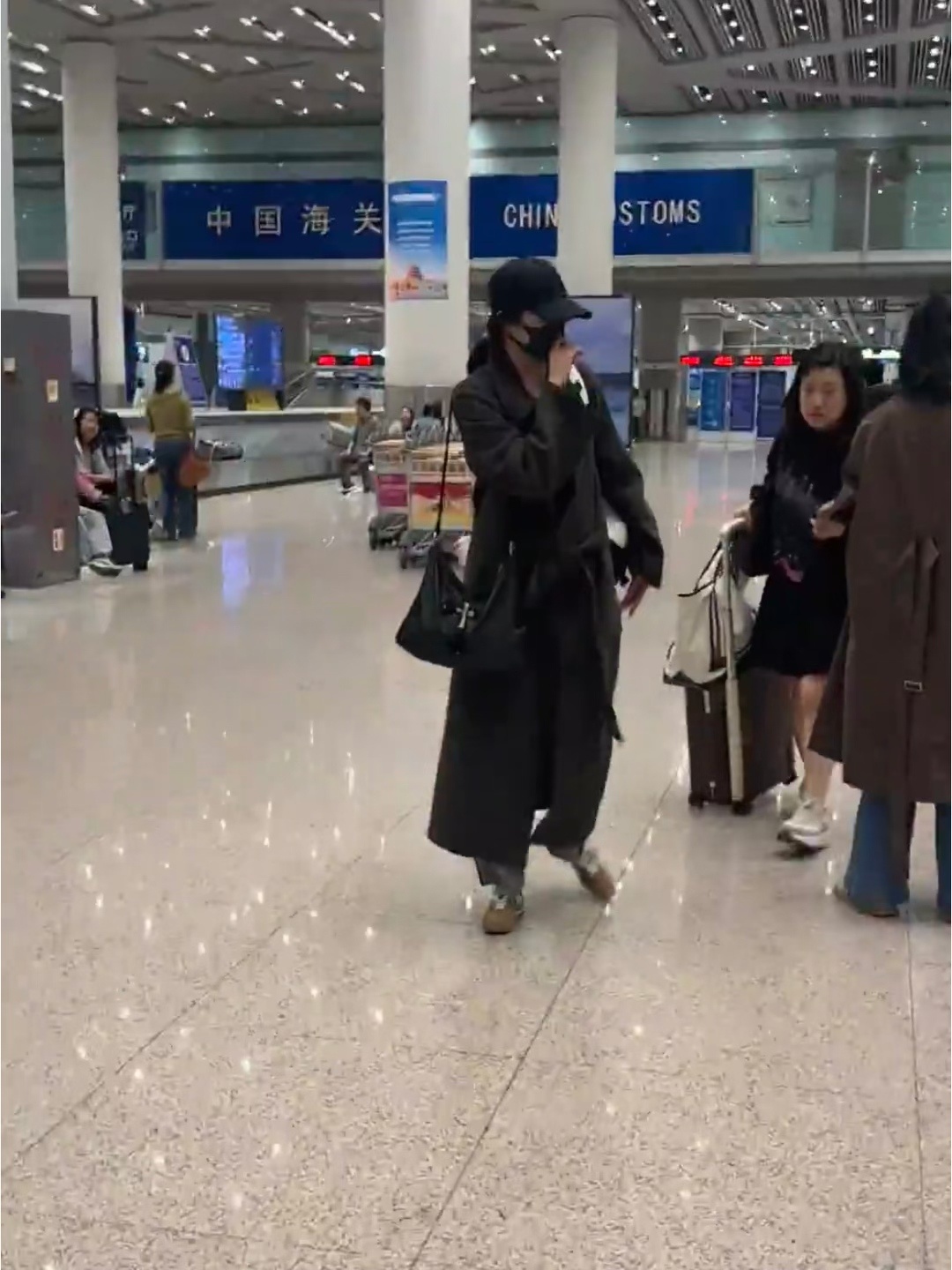 关晓彤在机场都背着网球拍 看到这张图第一反应是笑，第二反应是佩服。能把爱好坚持到