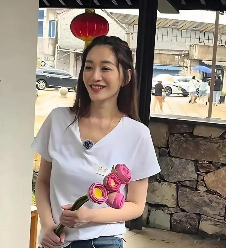 李小冉的颜值被网友过分夸大了，现实中的她远没有荧屏上看上去那么漂亮，五官比例并不