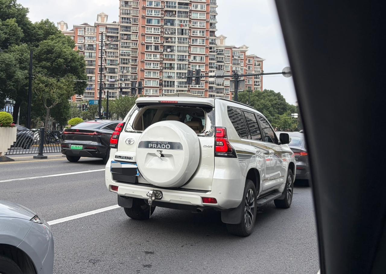 我天！大哥你这是遭遇了什么情况啊？英雄钩完好无损！备胎罩轻微破损！后窗玻璃却粉碎