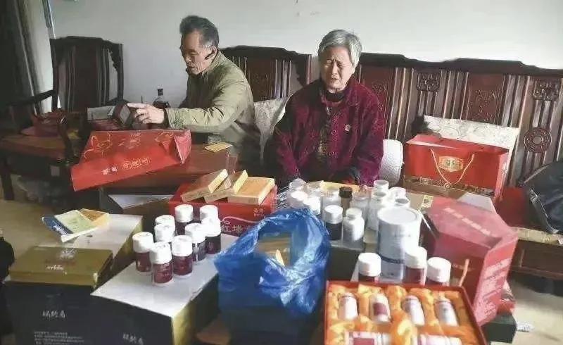 宣传的是奶粉，但拿回家发现是蛋白粉！免费领鸡蛋藏“猫腻”，35名老人被骗

最近