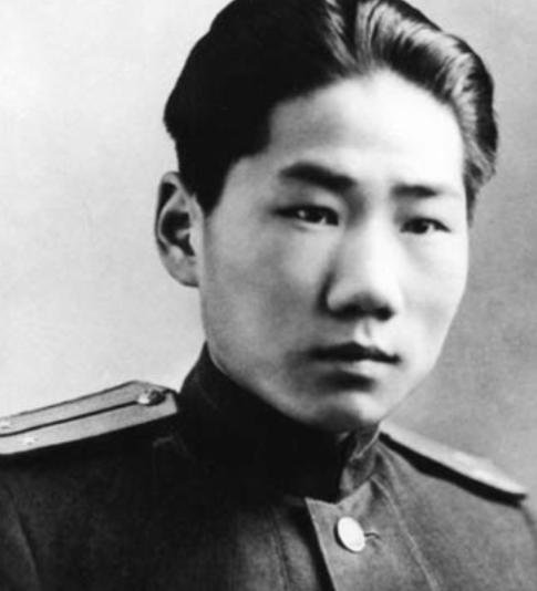 1955年，中央派人前往朝鲜将毛岸英坟墓迁回国，可当大家刚开始挖，就突然跑过来一