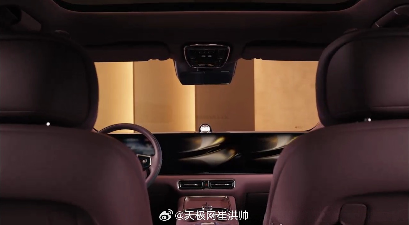 鸿蒙智行旗舰MPV智界V9内饰首发 从内饰图细节观察，智界V9采用三联屏，科技感