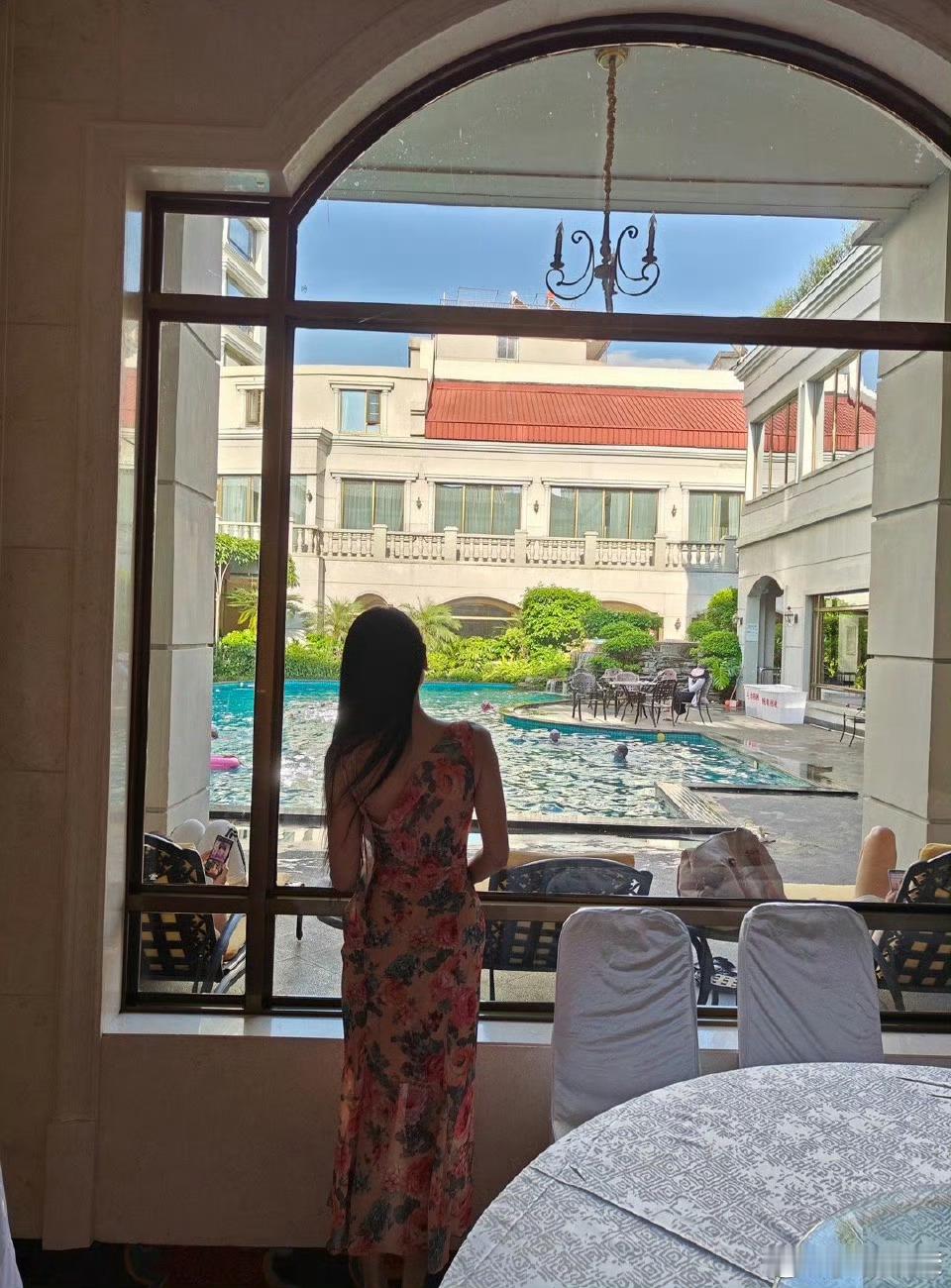 虽然我不太喜欢碎花🌸 但是这款裙子真的好温柔好勾勒身材线条 买了五六年了不舍得