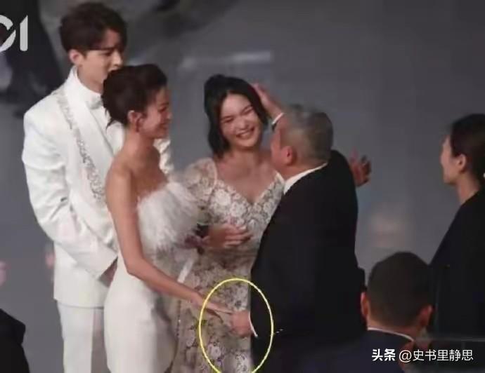 当年蓝洁瑛是怎么疯的了
​刷到两张图，一张是某活动现场，男嘉宾的手"不经意"搭在