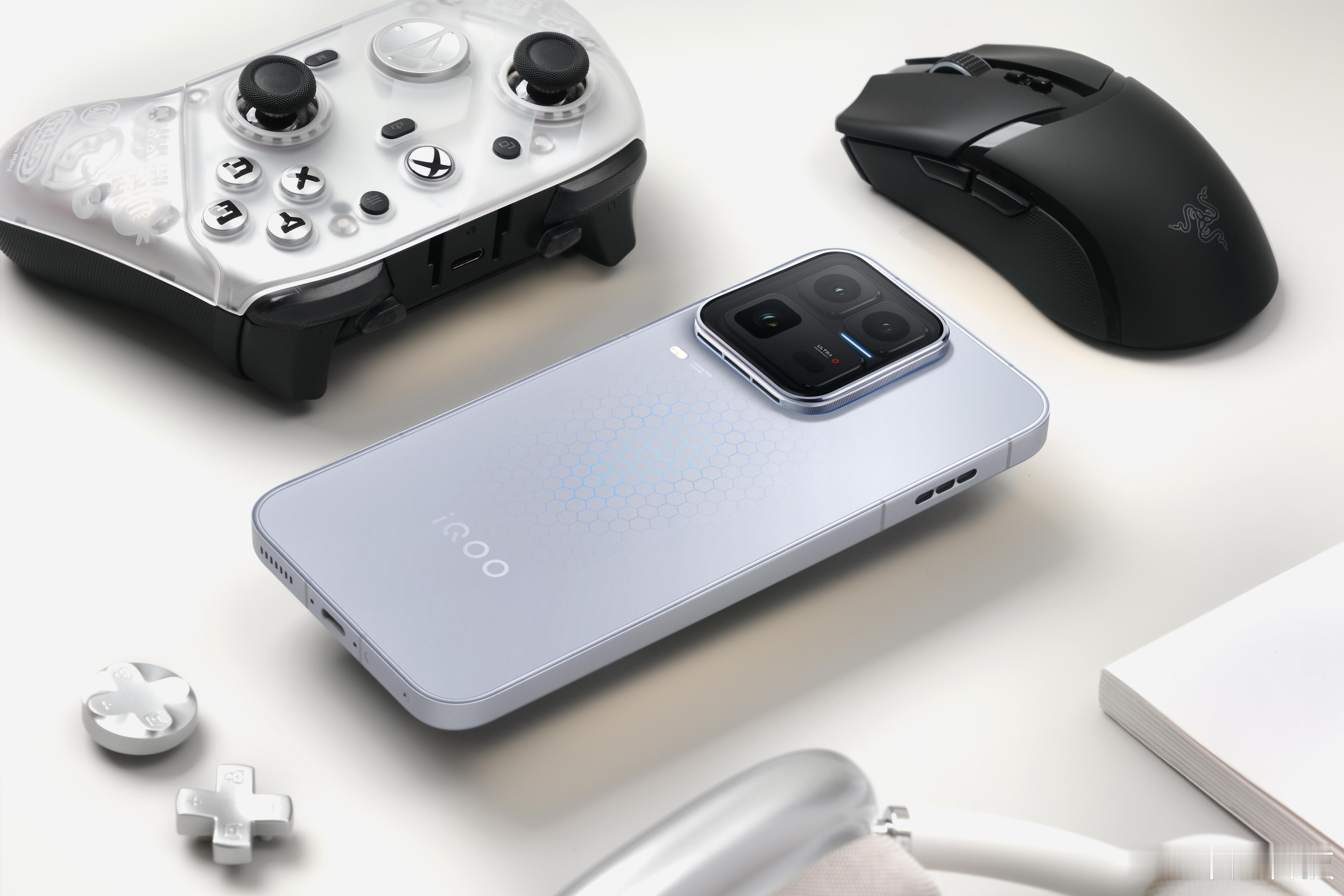 能看到吗？iQOO 15 Ultra的风扇开孔非常大，散热效果也非常好！ 