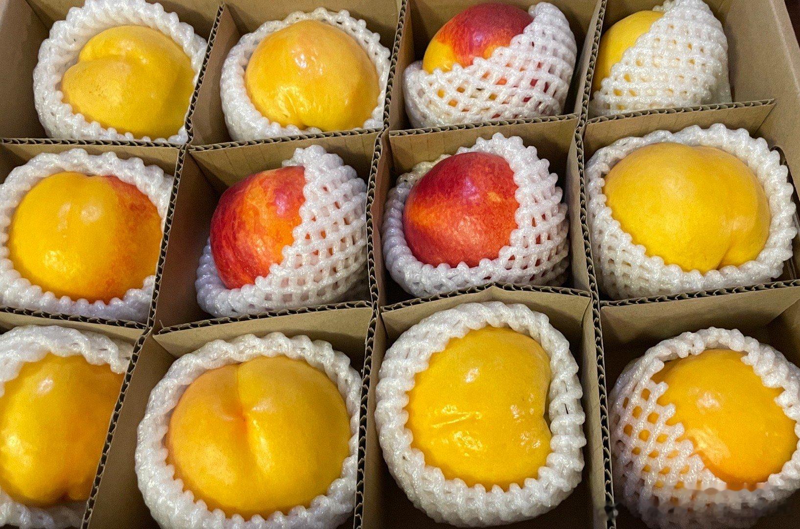 #放冰箱里的桃变不甜了# 朋友家是平谷桃王，大家的黄桃真的太好吃了！！！有种在吃