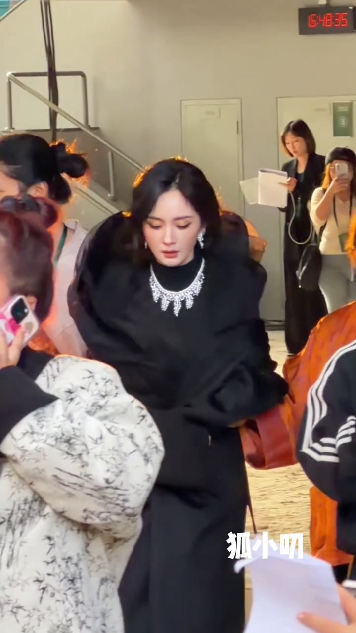 冷脸的黑玫瑰女王🖤杨幂黑玫瑰短裙套装 ​​​