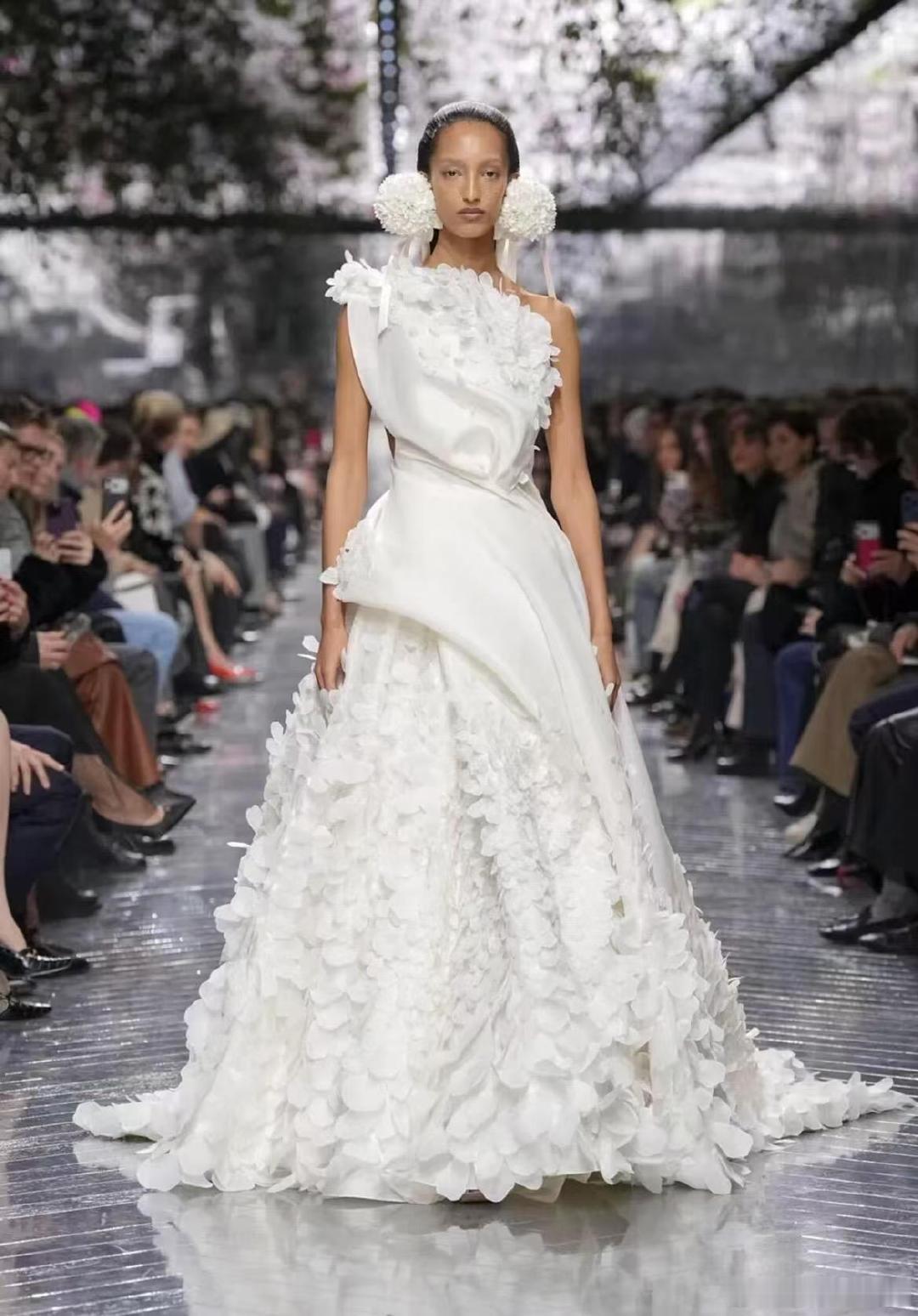 霉霉和奚梦瑶的婚纱出自同一个设计师霉霉和奚梦瑶婚纱同一个设计师  霉霉官宣完婚 