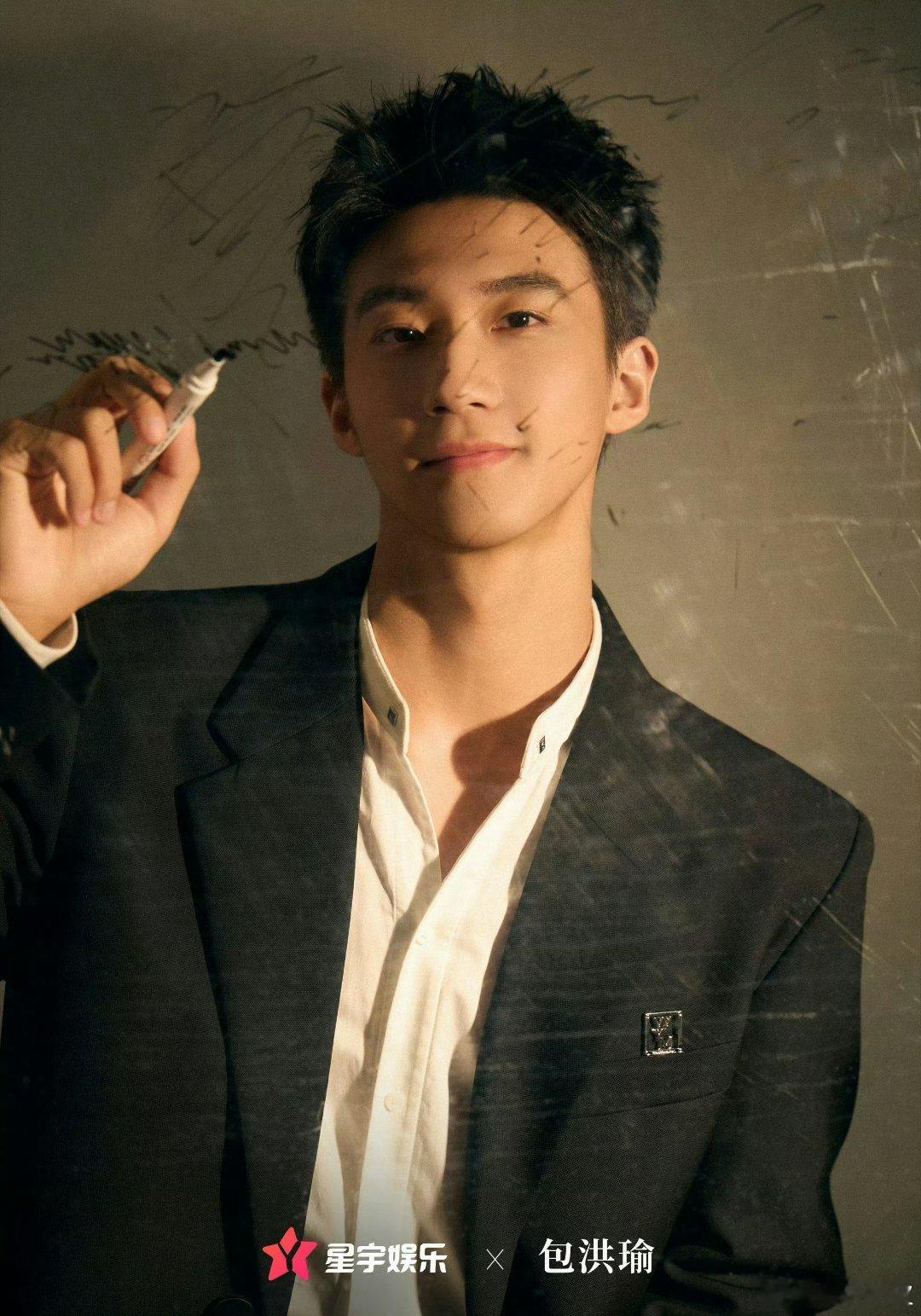 黄景瑜新签的艺人包洪瑜黄景瑜是签了个自己啊，和老板有几分像，硬汉气质帅哥，这脸挺