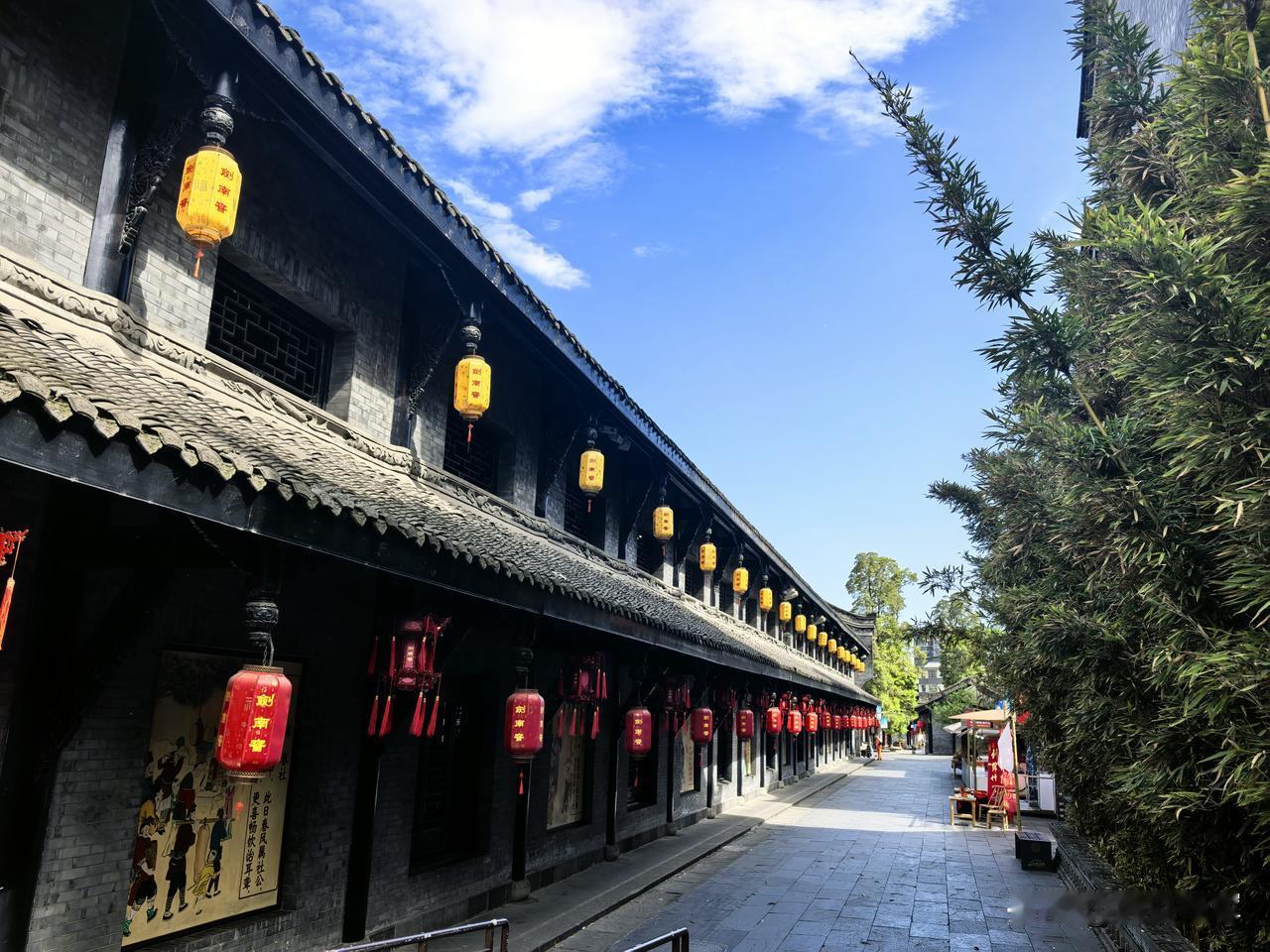 在绵竹的剑南老街闲坐，真是一种享受。这条总长 500 米的老街，完全按明清风格恢