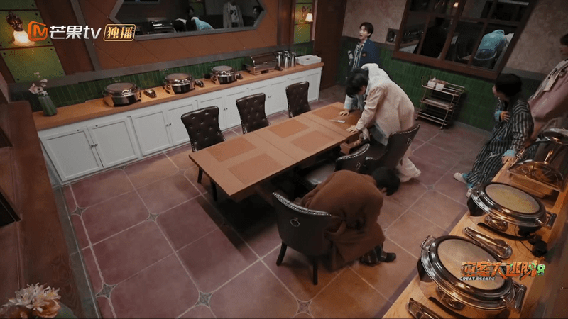 密室大逃脱 我的评分：陈哲远鞋丢了命也快没了陈哲远被吓到鞋丢了很难不爱毫无偶像包