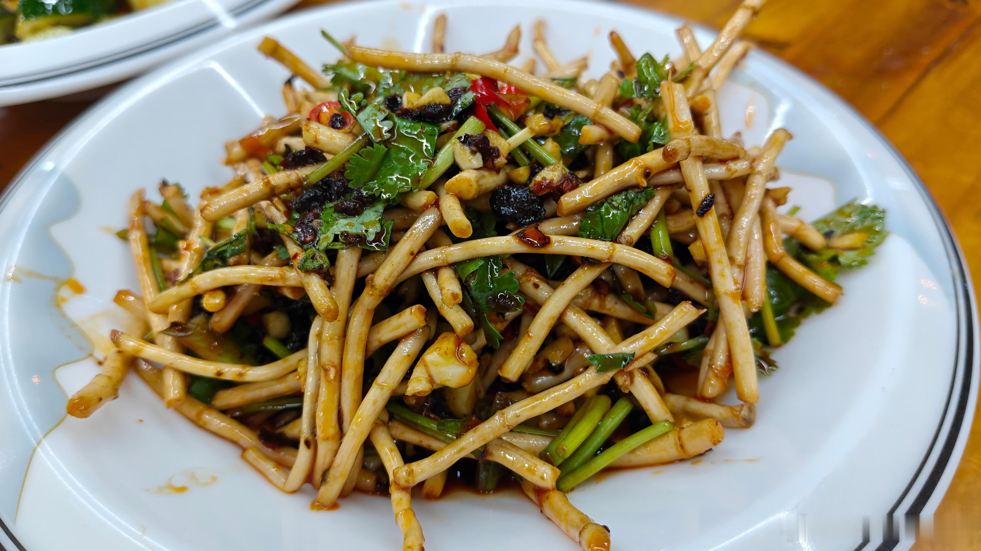 早上好！谁能拒绝广西夜宵！一桌开胃小菜直接把食欲拉满。脆爽酸萝卜、香辣折耳根、酸