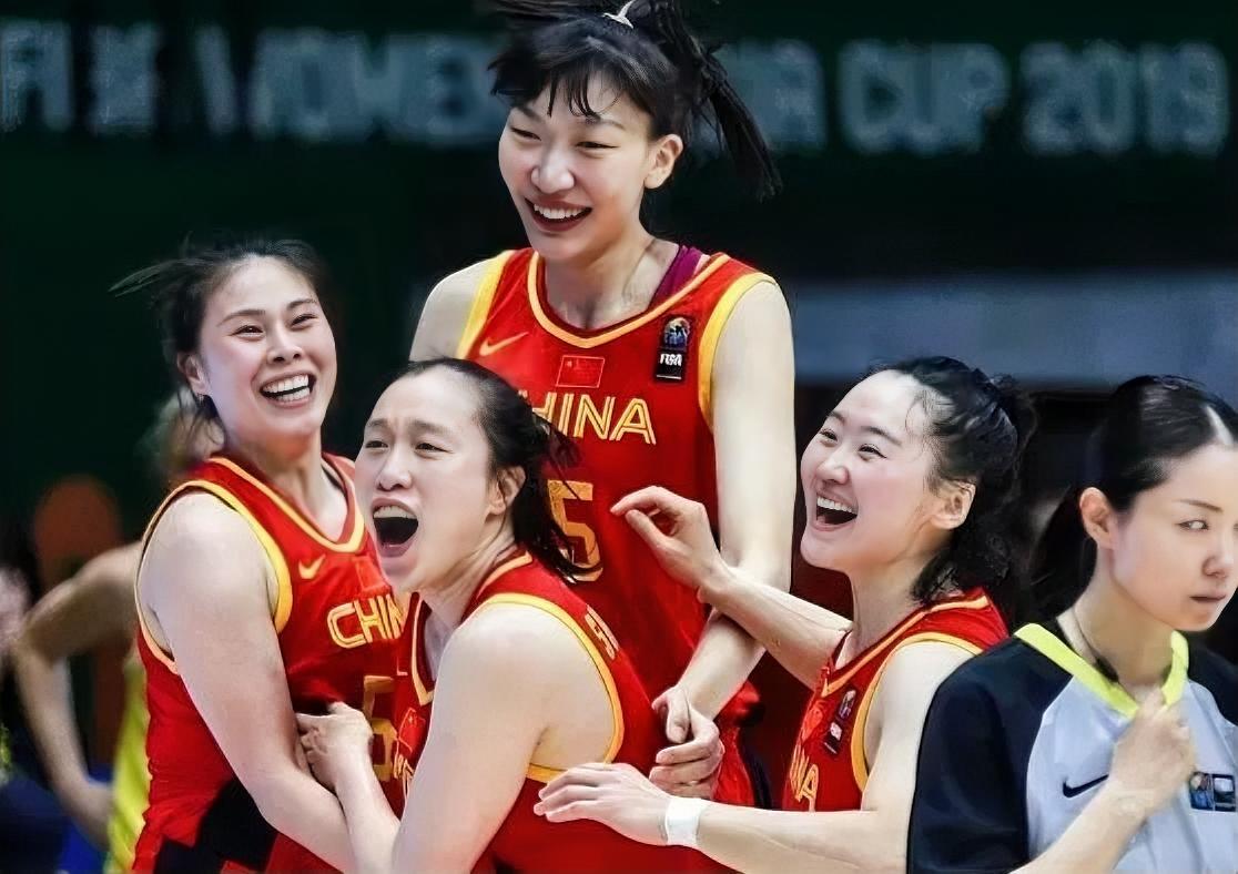 中国女篮现役12名球员家庭背景和籍贯一览

1、李月汝，山西长治人，父母都是钢铁