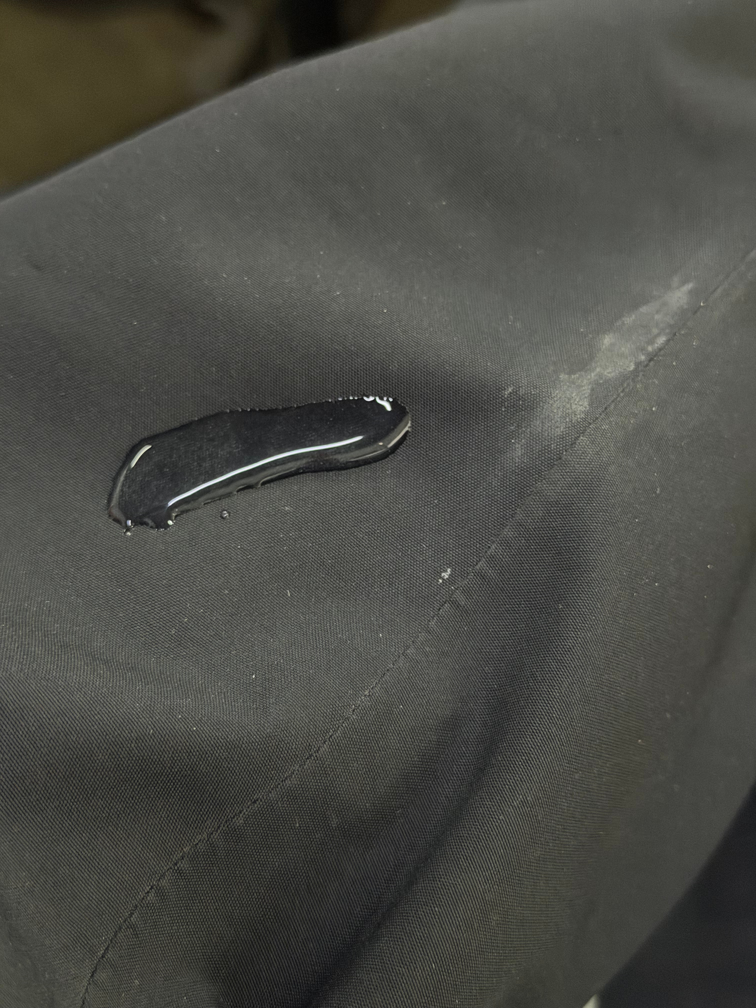 买的骆驼冲锋衣，防水效果展示 