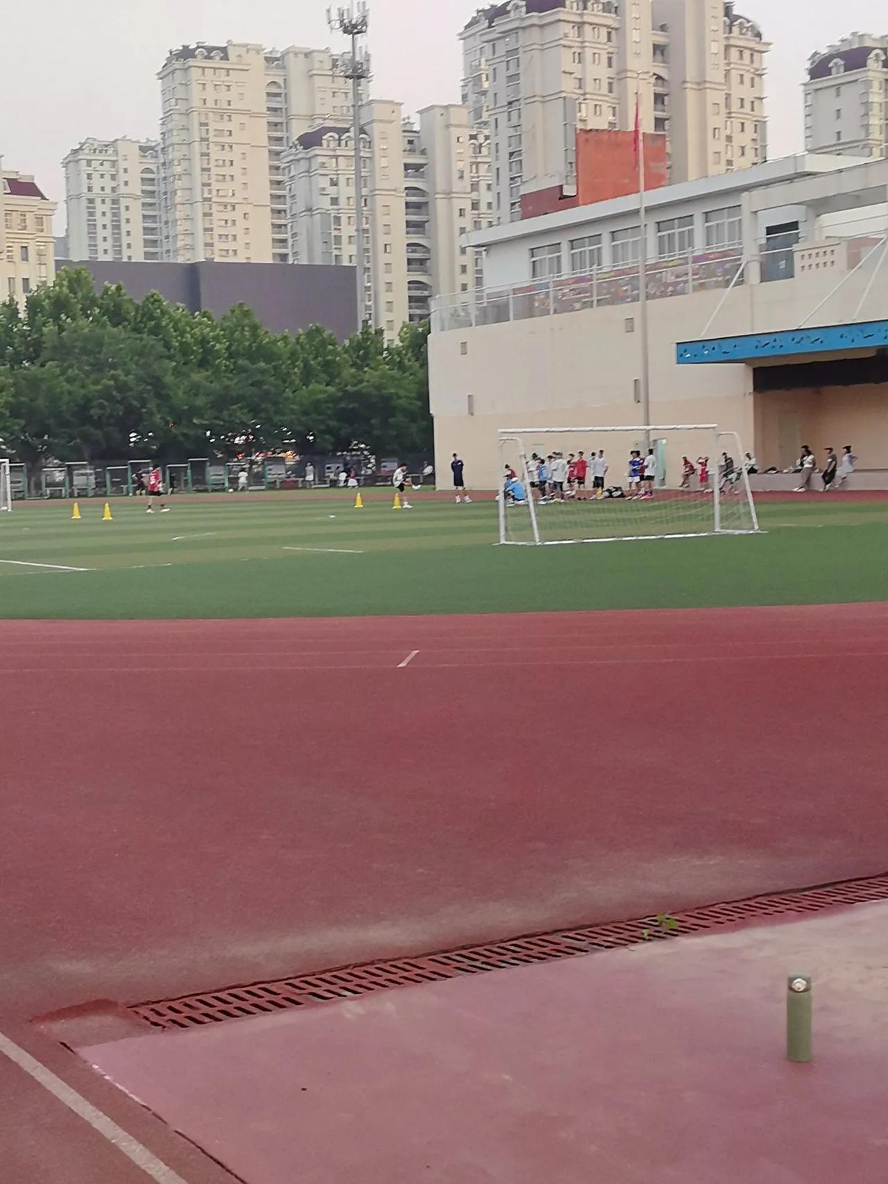 这算不算足球青训？还是必须报董路班的才叫青训？