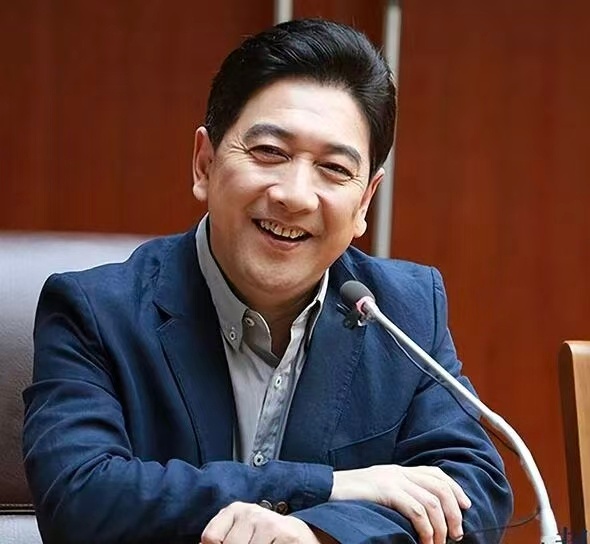 水均益北京排队充电被一眼认出 在北京快节奏的都市生活中，高效补能是高端出行的刚需