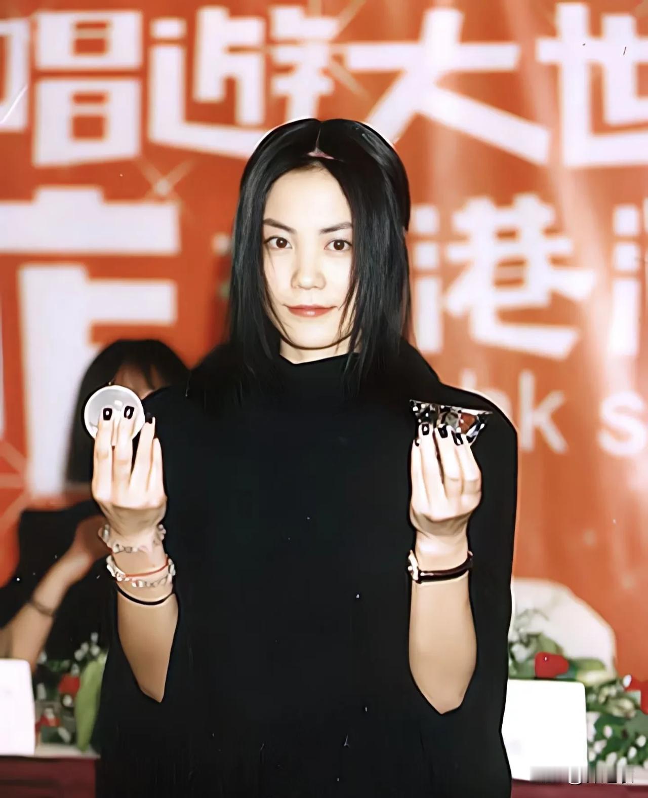 有人说，以前大陆女明星去香港发展，却备受歧视，就比如利智，长得那么漂亮，但还被别