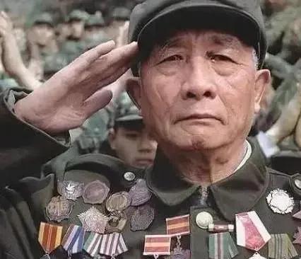 1938年，面对日军俘虏的挑衅，八路军小战士捅了他一刀，排长肖万世因此被撤职。