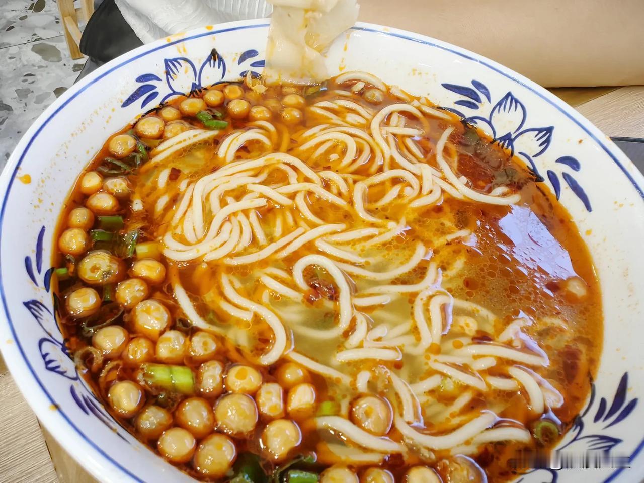 青岛市中山路简餐，重庆小面一碗20，牛肉小面28，鲜肉小馄饨17，凉拌黄瓜8.共