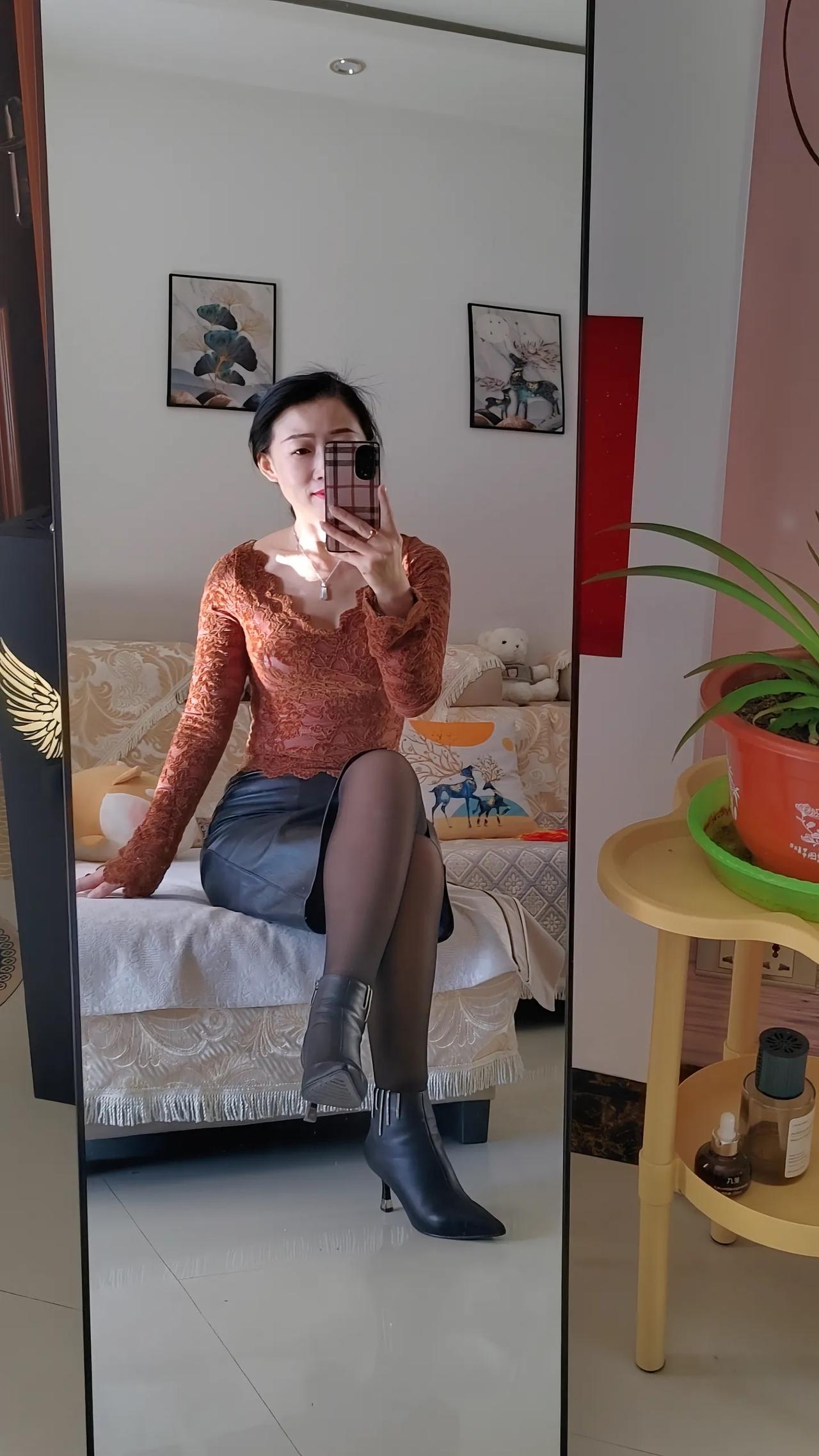 优雅蕾丝上衣搭配黑色皮裙，气质满分！💃🏻✨