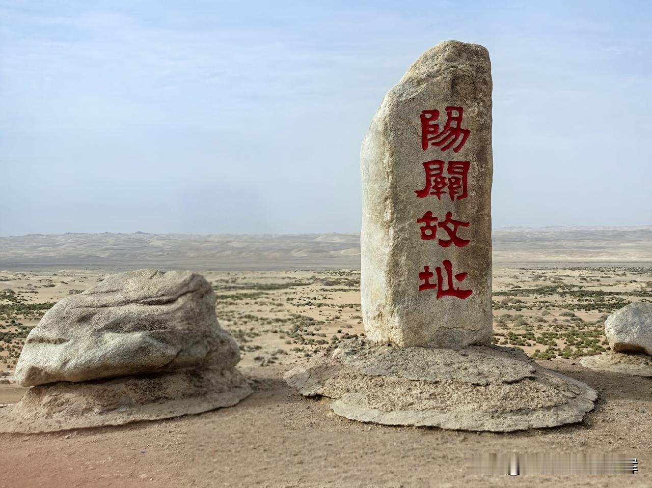 戈壁之上，古关残垣犹在。
长风漫过荒原，回望故土，
千年的边塞诗意，尽在这片苍茫