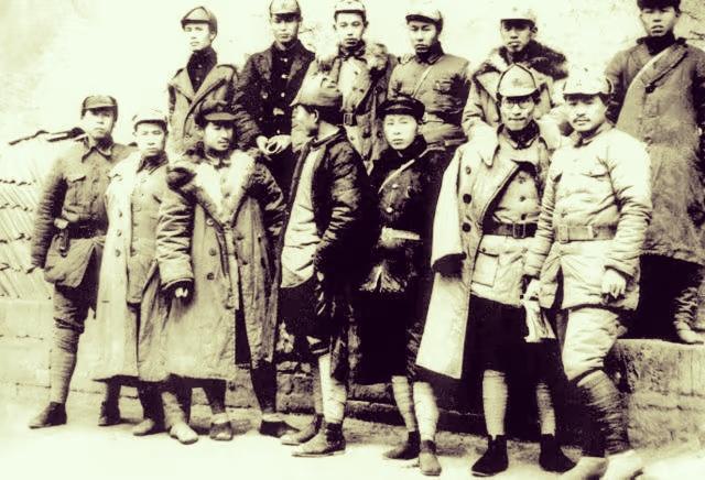 红二方面军，走过了怎样的发展历程？

从这张照片里可以看出来，关向应（前排左三）