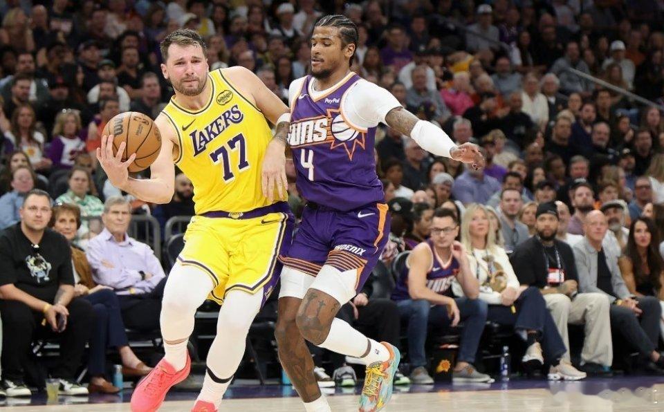 NBA常规赛，湖人客场110-113不敌太阳。东契奇投篮21中12，三分11中6