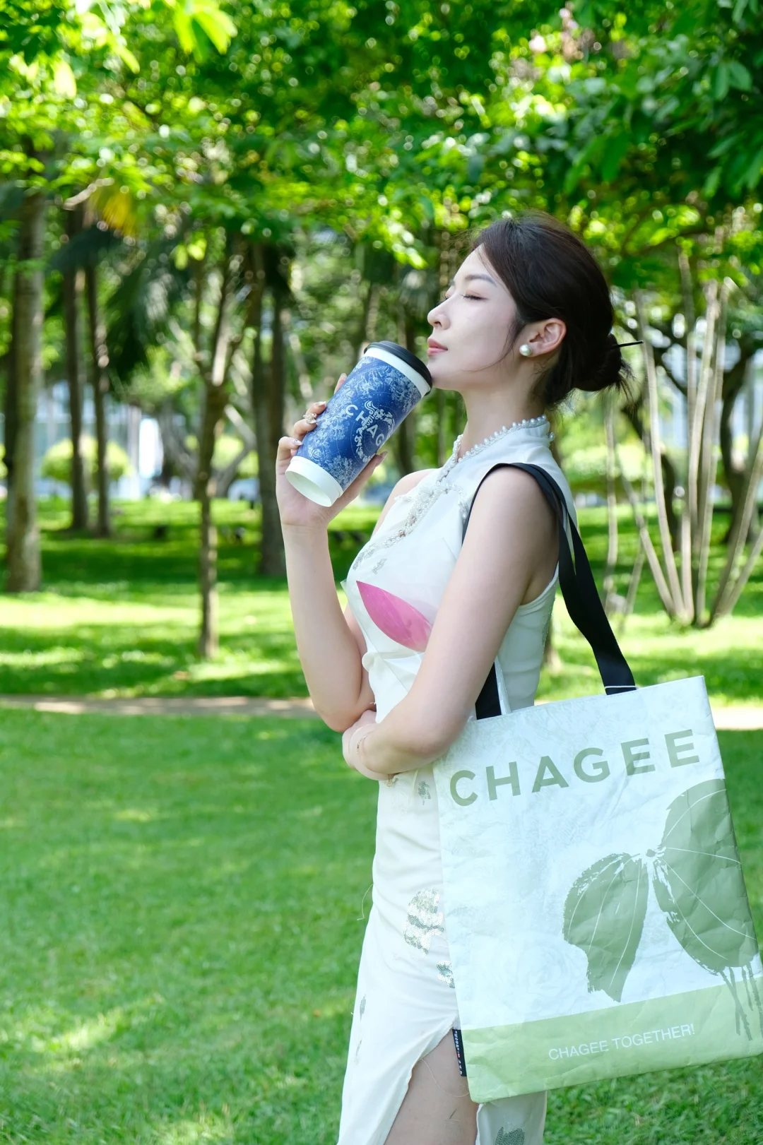 “荷”以解忧 唯有和霸王茶姬一起品茶观荷