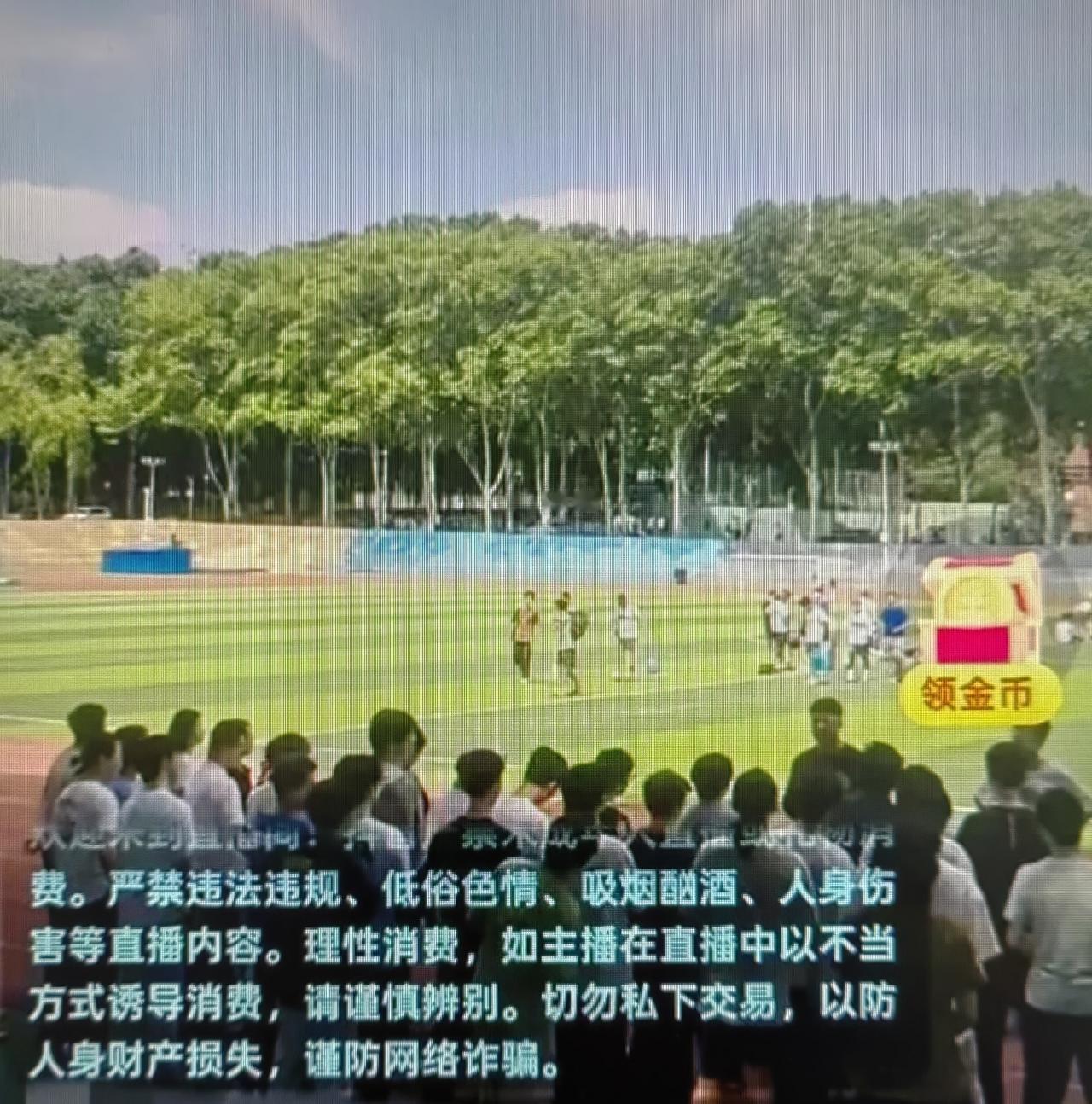 武汉大学取消预约参观限制，设想很美好，现实很尴尬。
学校成了野郊休闲之地，有人围