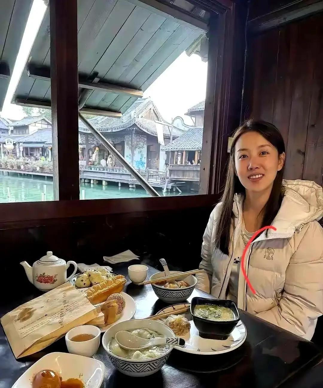 一网友把劝妹妹别买两千块羽绒服的对话发上网，妹妹迷上模特在雪林里那张氛围图，觉得