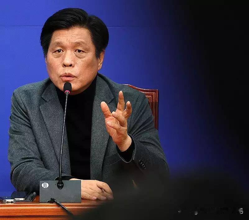 4日韩国执政的共同民主党针对议员姜善宇、前院内代表金秉基牵涉的提名献金疑云，将其