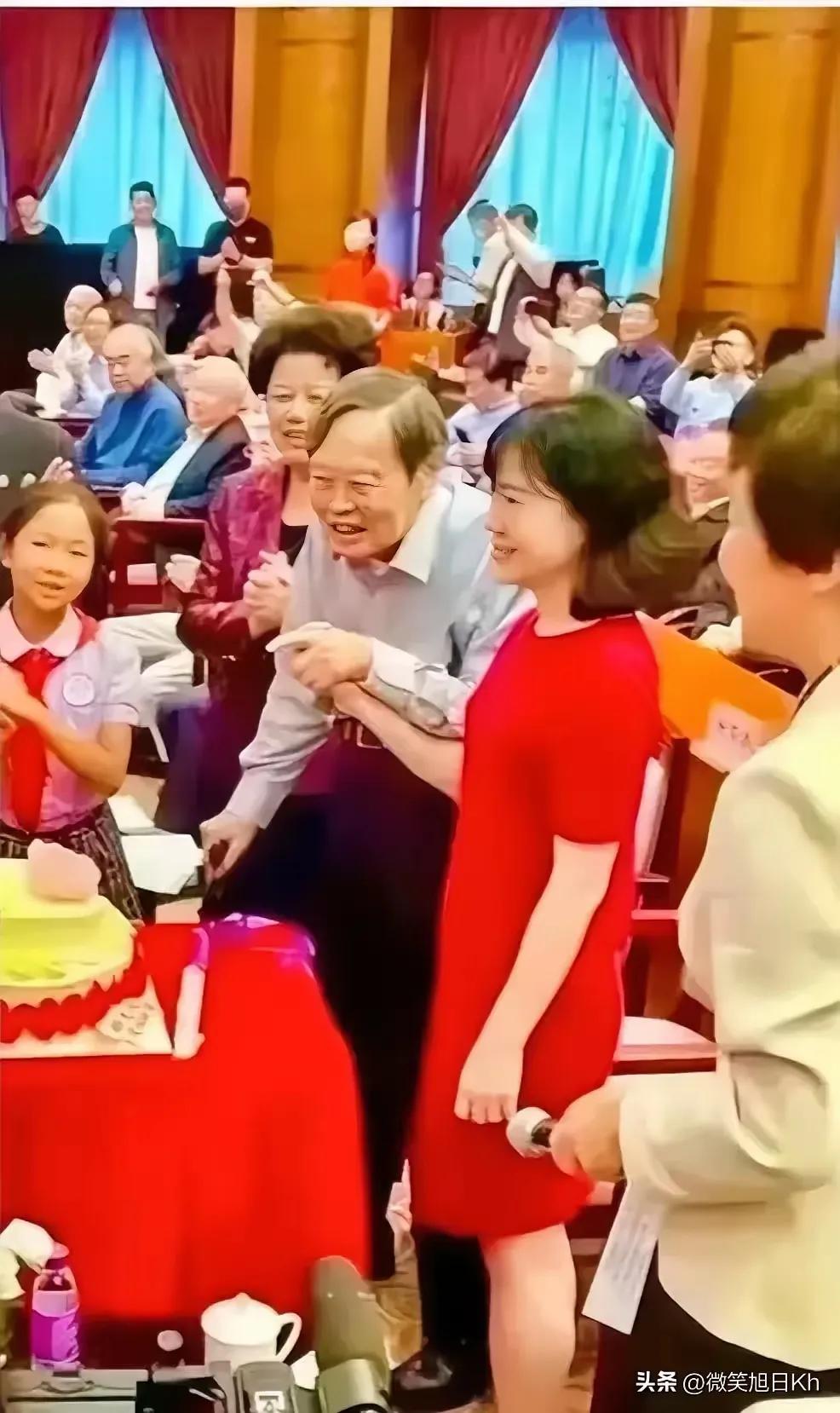 翁凡站在杨振宁身边，仍然和一个小女孩一样，还是那样的小鸟依人，自古以来，老头找小