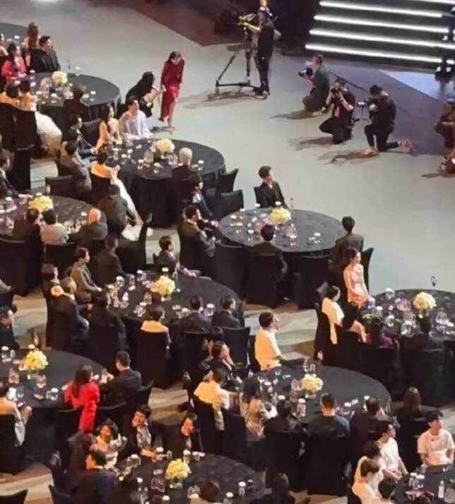 今年尖叫之夜有吃的  爱奇艺进不了哈哈哈哈尖叫之夜都有席可以吃了！可以看到大家吃