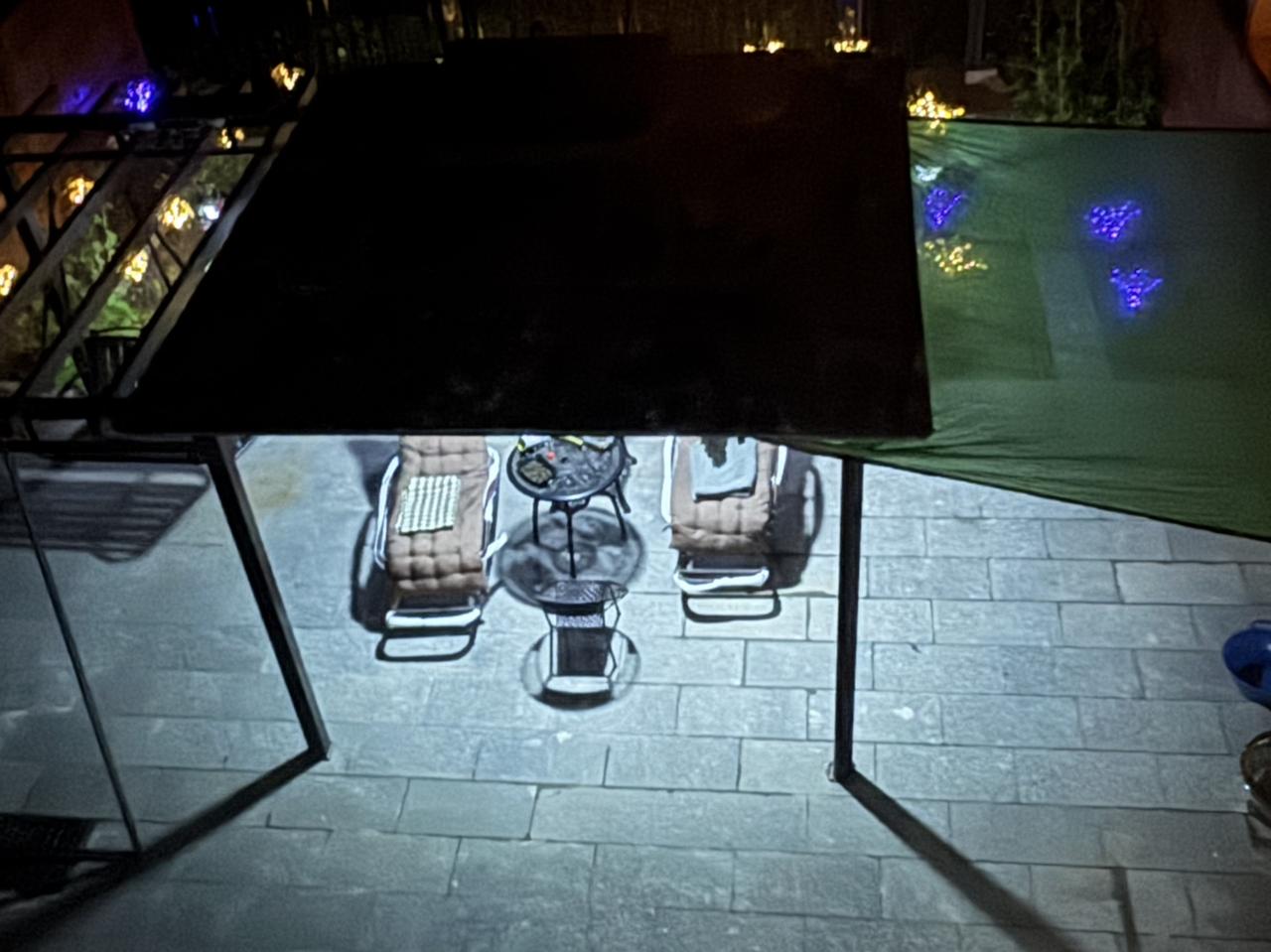 下午一场狂风暴雨。把小院洗涤得干干净净。
雨还在下，但太阳都出来了。这就是雨过天