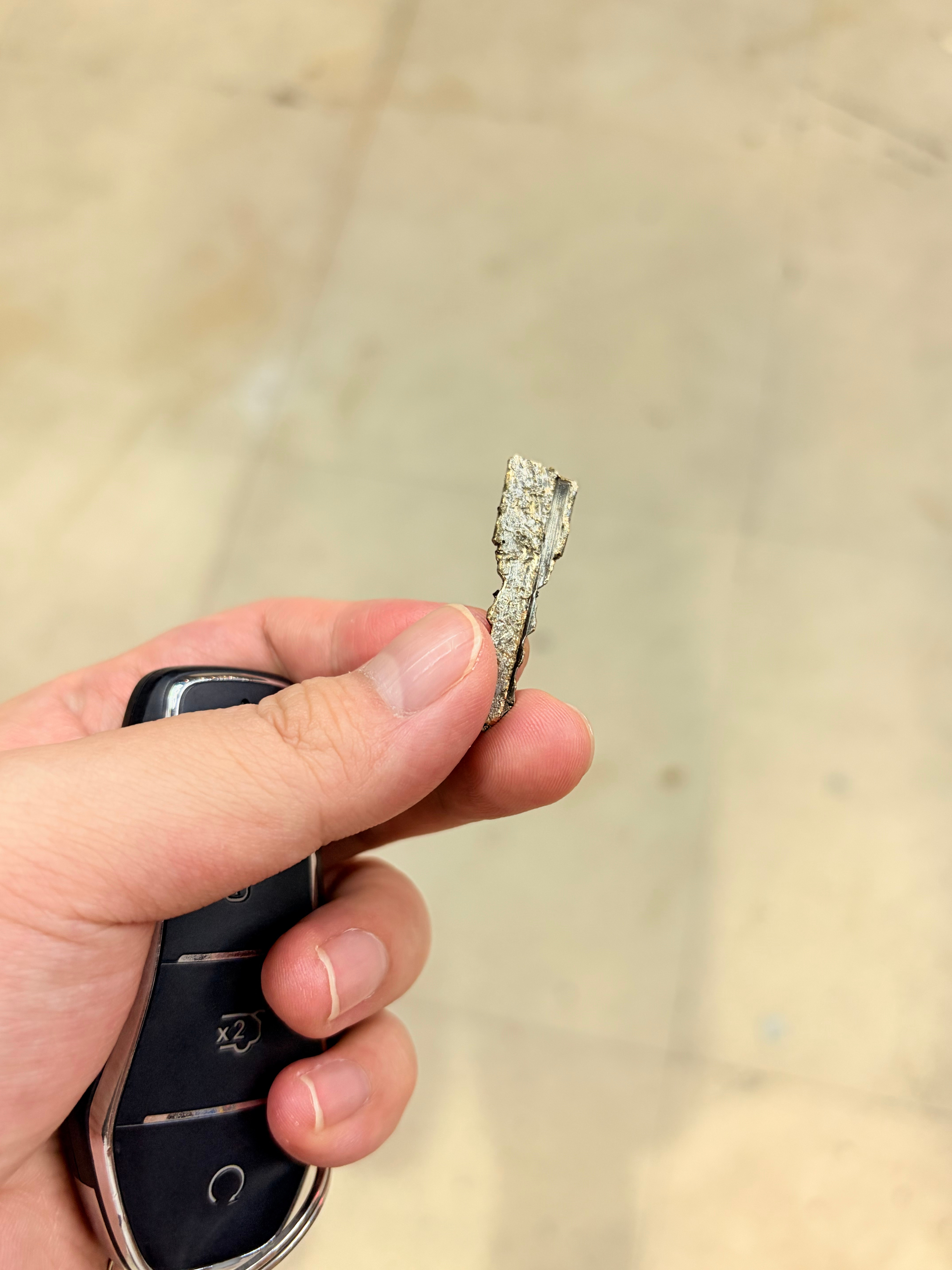 人倒霉起来真是喝凉水都塞牙[裂开]到广州后去公司旁边拿车，发现轮胎莫名其妙没气了