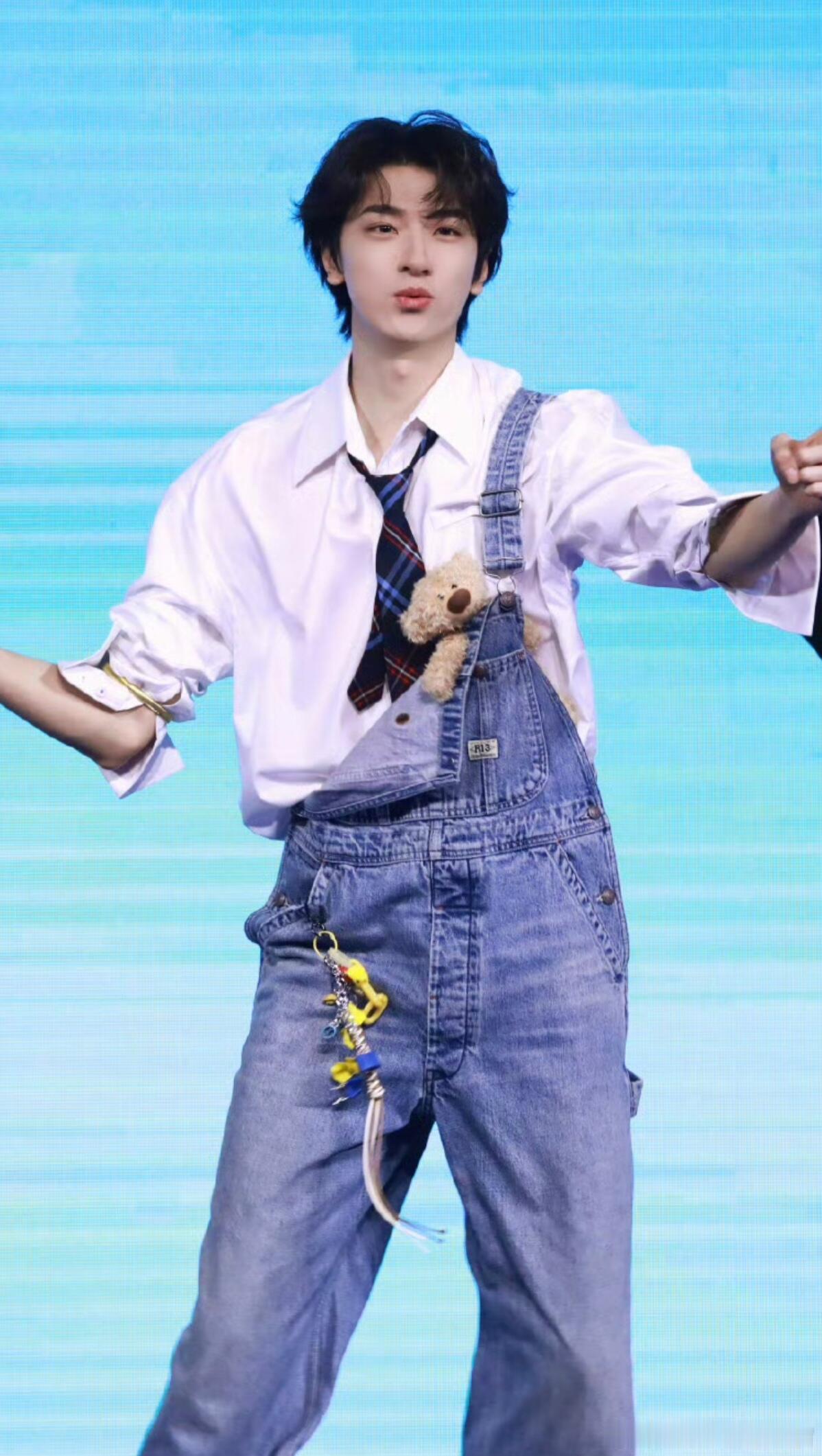 来人把林一的电池抠了 谁能拒绝一个187cm的大高个跳起舞来还丝滑轻盈的男生啊！