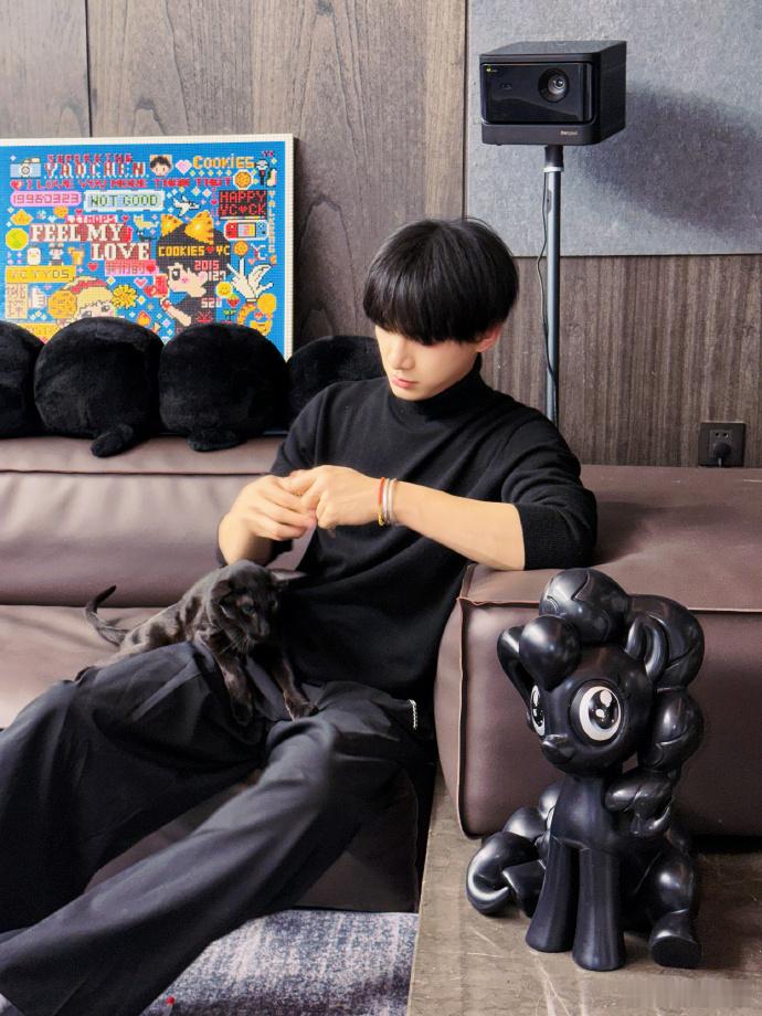 姚琛钱锟合作新歌姚琛钱锟新歌JYPSM世纪联姻音乐碰撞太奇妙！《OUTTA MY