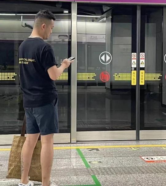 地下铁
地铁上的左行右立地铁