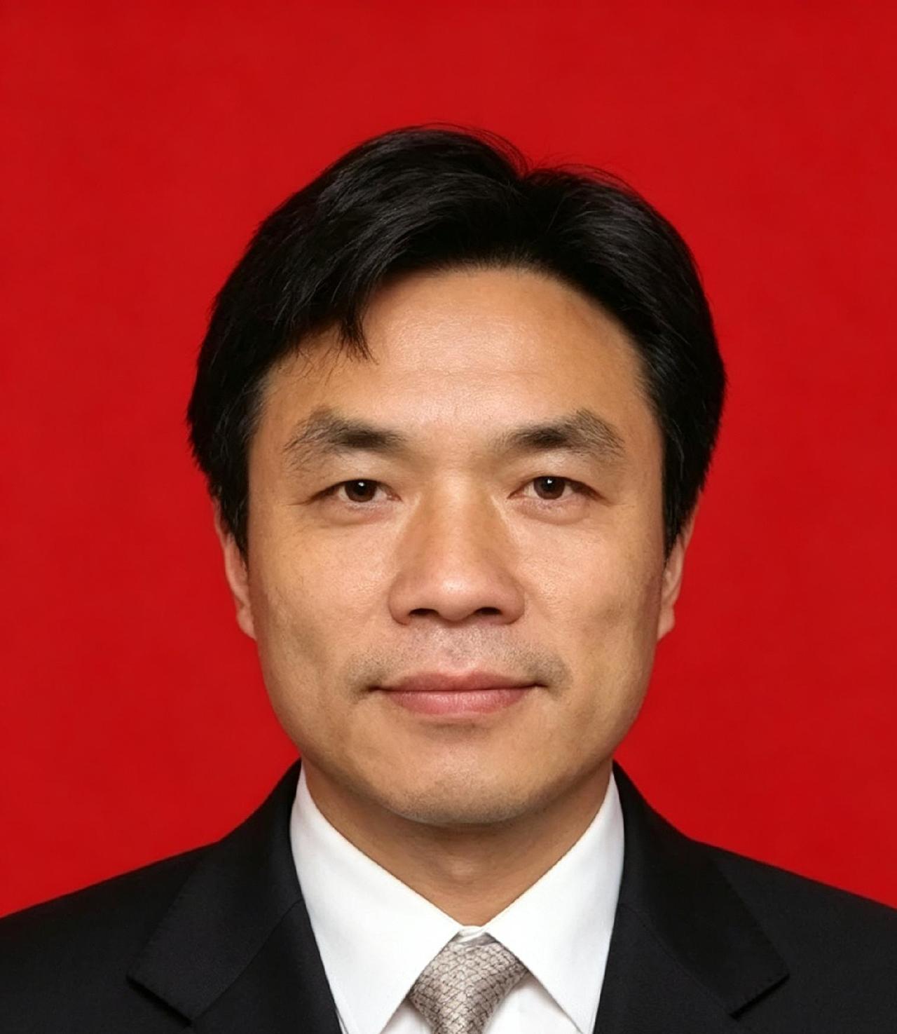 丁成闯，1978年2月出生，江苏宿迁宿豫中学的一名普通教师。2023年6月15日
