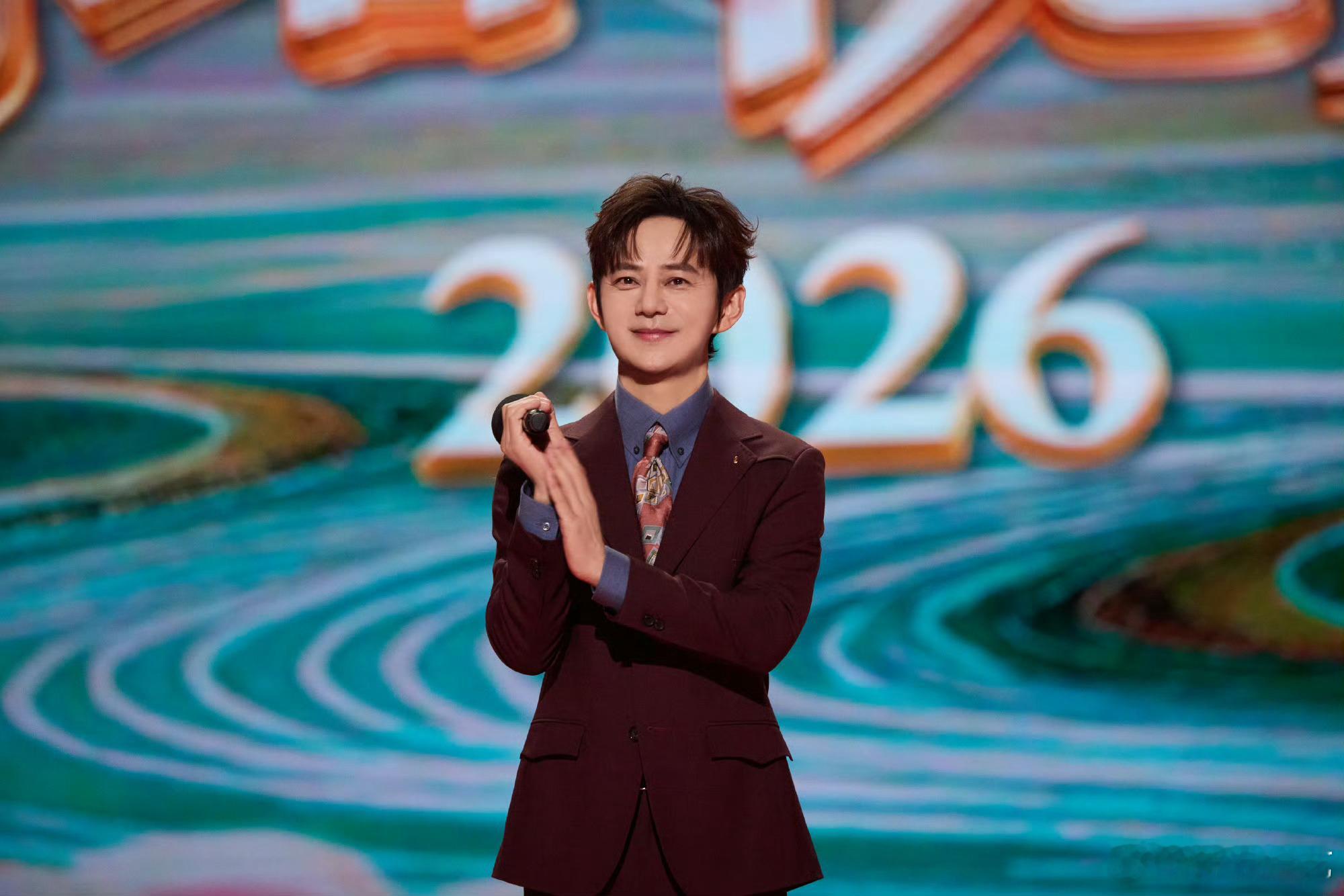 何炅回应嗓子哑了周深 何老师的嗓子好沙哑的是嗓音，不变的是专业。今晚的 湖南卫视