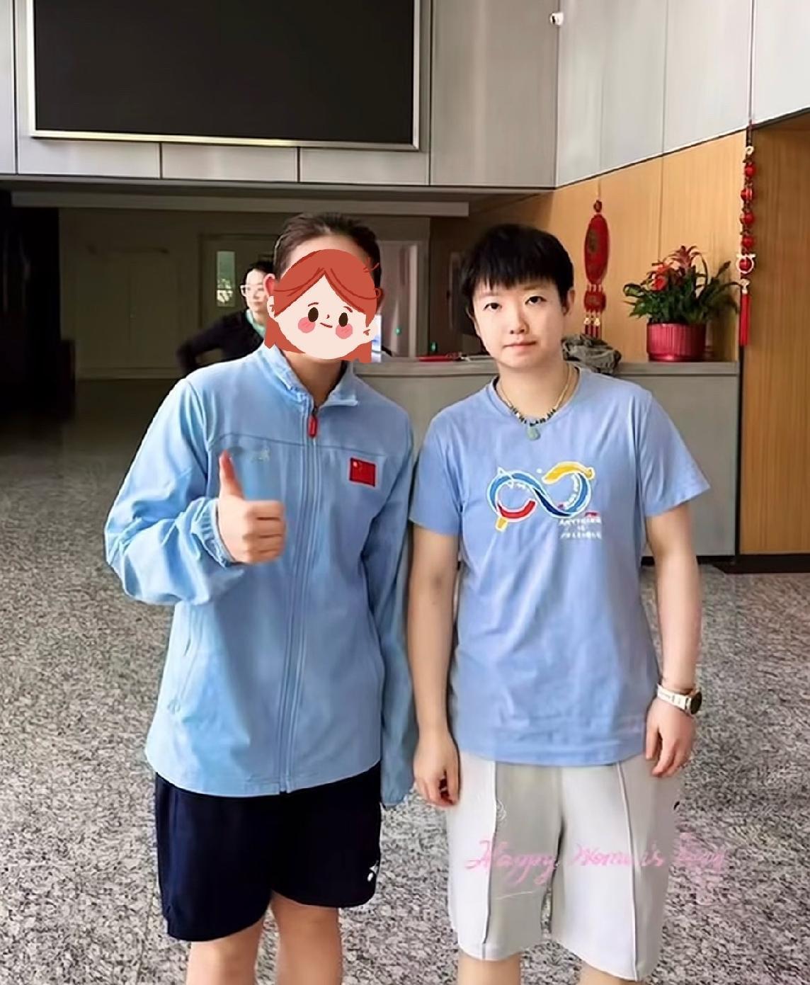 孙颖莎今日体总与人合影曝光！
原本还以为是从前的莎莎，但是合影人说是今天在体总拍