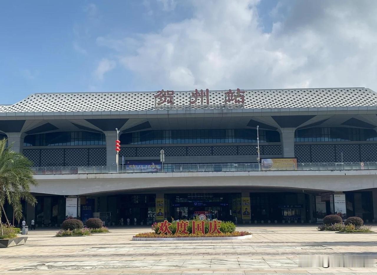 想了很久还是决定去深圳工作了，在大家都往家赶的时候我选择了外出，毕竟还有几个月就
