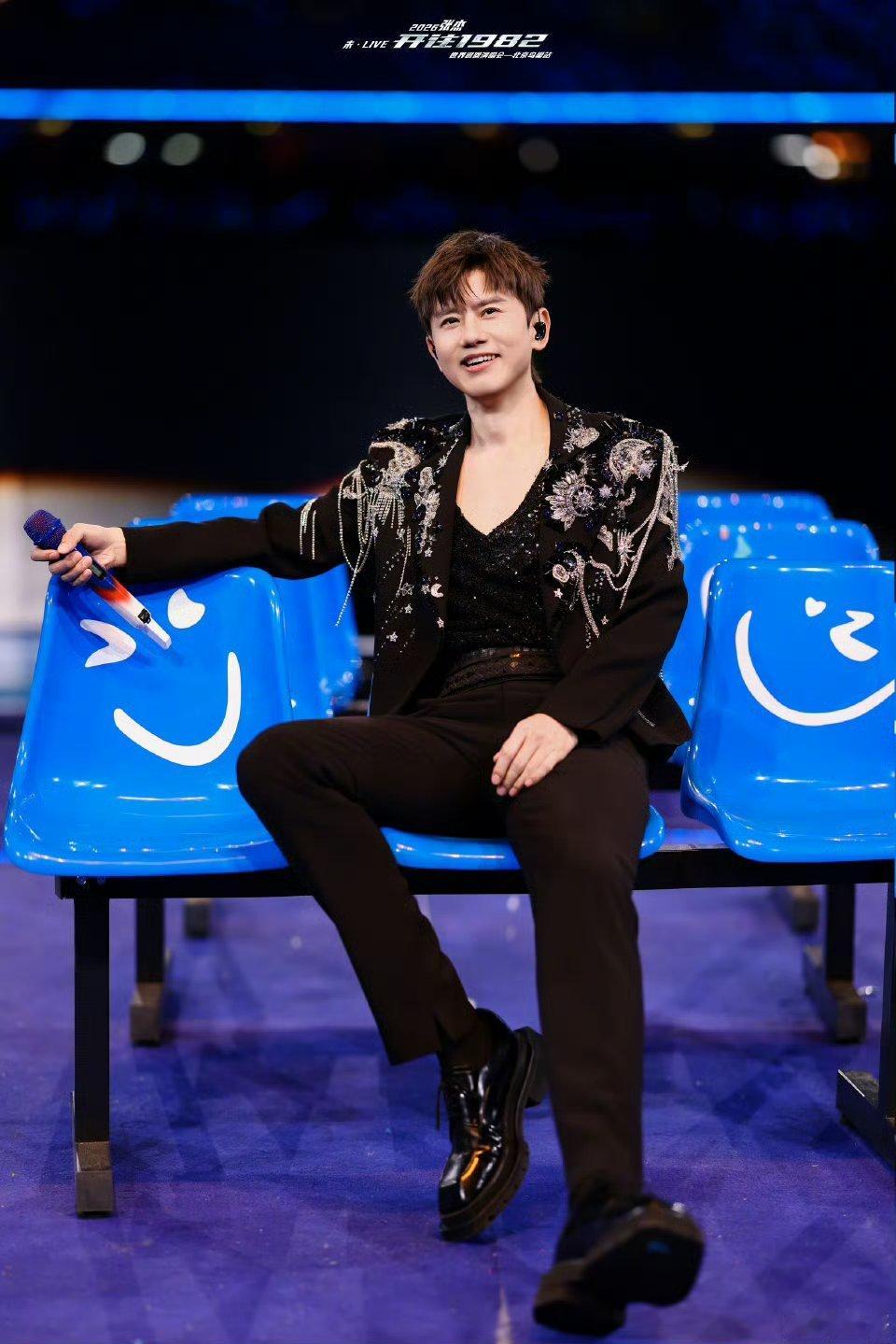 张杰真的在鸟巢唱了新征程张杰在鸟巢接连唱《铭记》《新征程》，又正又燃，全场齐喊“