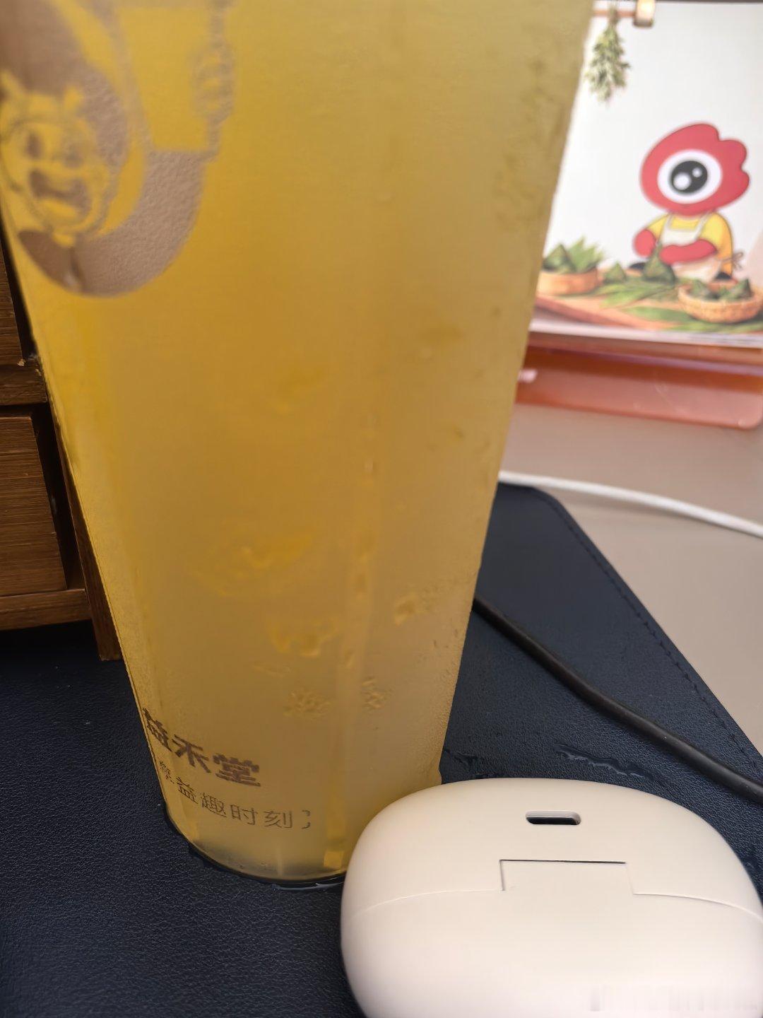 给部门小伙伴们点的饮料，低糖版的翠峰茉莉我挺喜欢这款的，口感不错但是好像下午还是