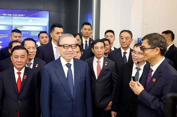 苏林在南京参观人工智能！
4月16日的时候，苏林携带夫人来广西访问，值得一提的是