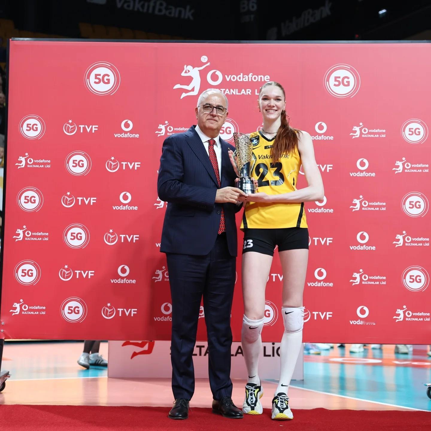 马尔科娃以这个赛季卓越的表现，毫无争议的荣膺MVP！ 