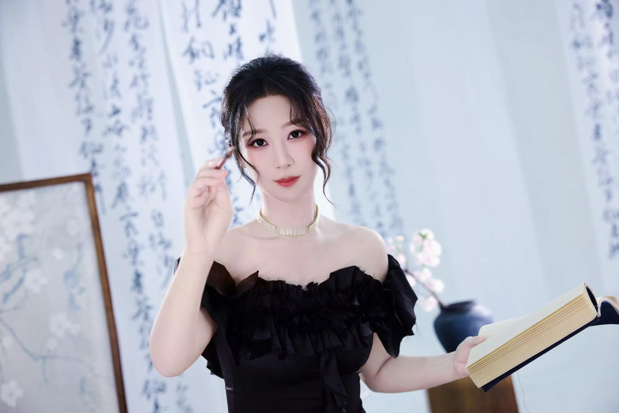 杨紫玉兰花开君再来 yz 杨紫董竹君 "在这个繁杂的世界，只愿你能万事顺遂，星途