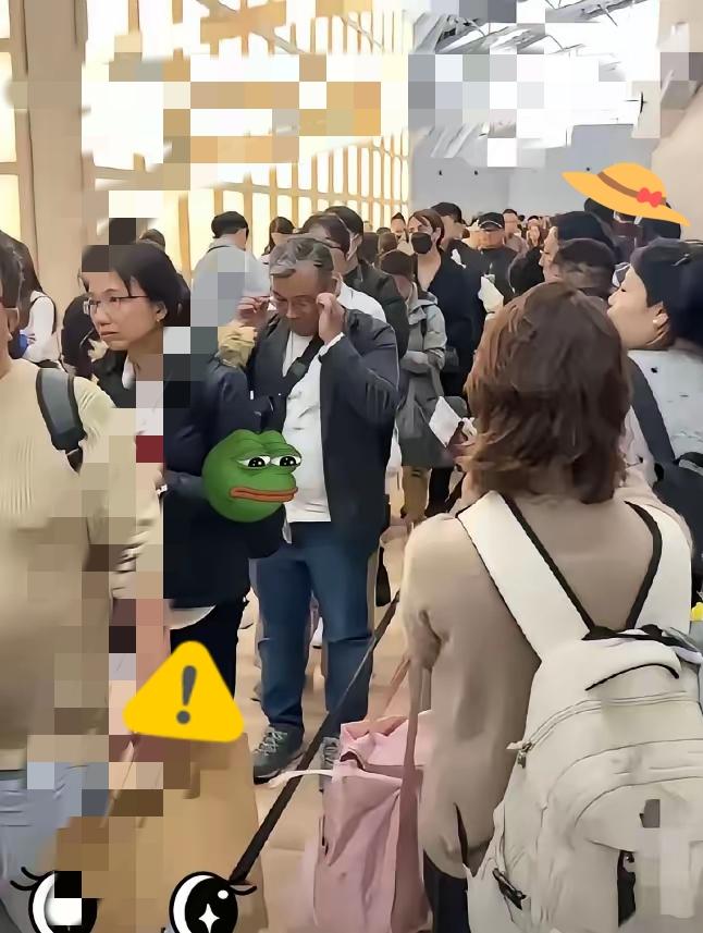 日本机场挤满了。
想回国的中国人。
再不回家就要交代在日本了！
​如果不想回中国