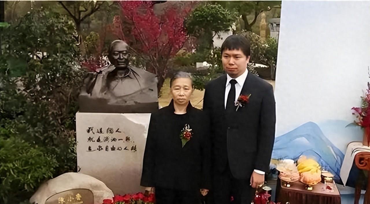 2019年陈小鲁去世一周年，妻子粟惠宁和儿子，在他雕像前珍贵留影。
 
这张照片